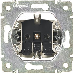 VALENA Розетка с заземлением 2К+З со шторками белая (774222) - Legrand