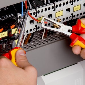 Стриппер VDE 1000V для одно- много- и тонкожильного кабеля зачистка: 5 мм (10 мм AWG 7) с пружиной L-160 мм диэлектрический регулировочный винт для настройки хромированный 2-компонентные рукоятки крепление для страховки - фото 4
