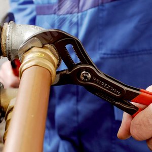 Клещи переставные COBRA сантехнические с фиксатором 42 мм (1 1/2) под ключ 36 мм L-180 мм Cr-V серые 2-компонентные рукоятки 7