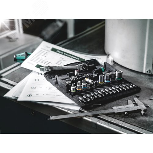 Набор с трещоткой 8100 SA 12 HF Zyklop Metal Switch переключение реверса привод 1/4 13 предметов комплектация: 1x 8004 A Zyklop Metal трещотка переключение реверса привод 1/4 1/4X141 мм 1x 8794 LA Удлинитель Zyklop с муфтой свободного хода длинный 1/4 1/4X150 мм 1x 8794 A Качающийся удлинитель Zyklop 1/4 1/4X56 мм 9x 8790 HMA HF торцевая головка Zyklop 1/4 с функцией фиксации крепежа: 5.0x23.0 5.5x23.0 6.0x23.0 7.0x23.0 8.0x23.0 10.0x23.0 11.0x23.0 12.0x23.0 13.0x23.0 1x Извлекатель гаек 43X14 мм 1x Набор полосок на липучках № 120 70X50 мм - фото 3