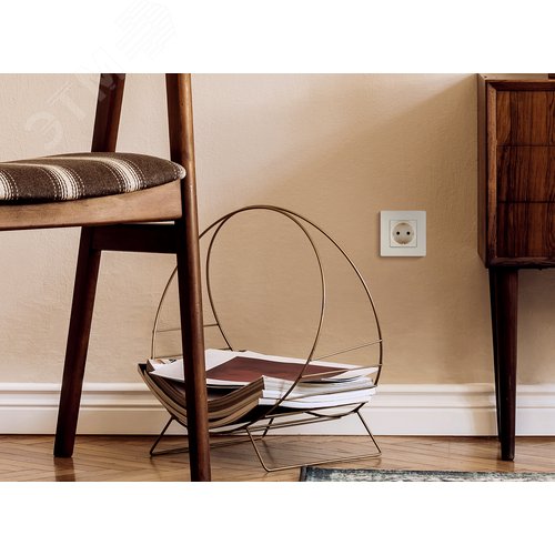 Розетка 1-местная с заземлением с защитными шторками 16А слоновая кость ETIKA 5